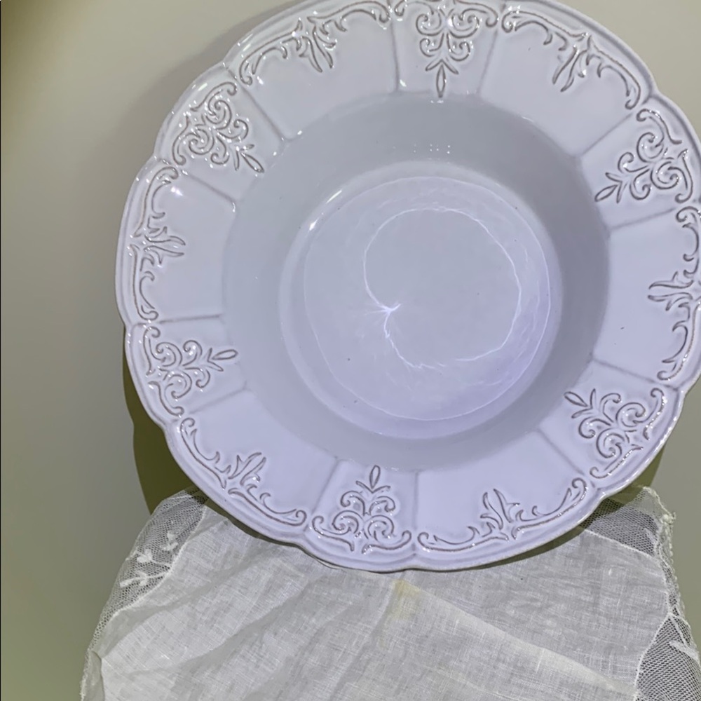 Block Elegant White Embossed scrolls, scalloped Fleur de lis pattern Serverware